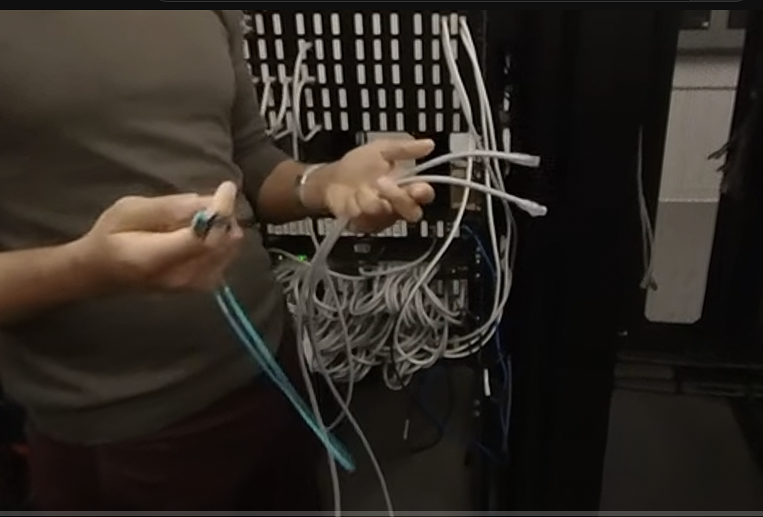Différents câbles utilisés au centre de données de l'UOF